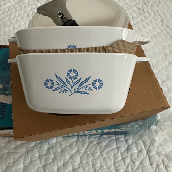 Blue Cornflower Corningware White Dish Set (2, 2 3/4 c with lids)in Original box - Picture 2 of 4